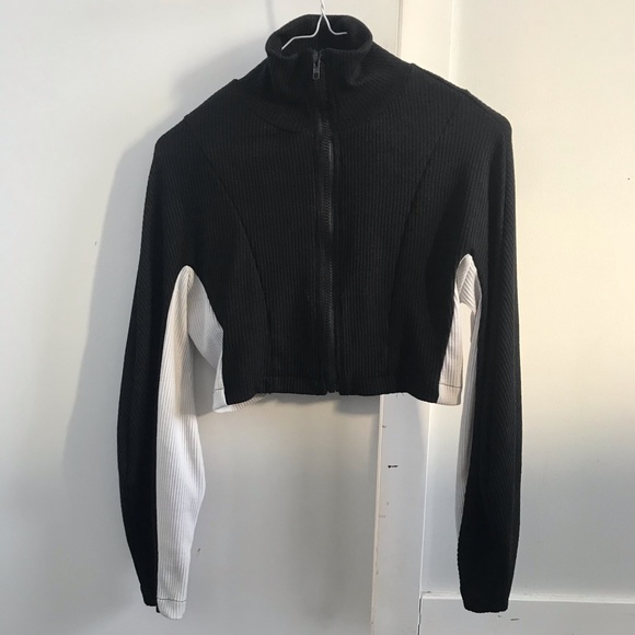 activeware cropped top - Picture 2 of 3